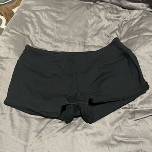 Like new, black born primitive shorts. size medium.